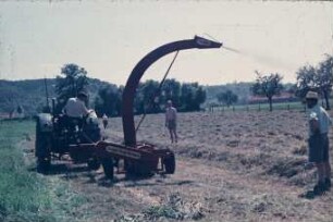 Fotografie: Futtererntetechnik, Anwelksilage, Feldhäcksler gezogen