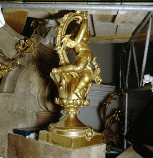 Putto auf Vase