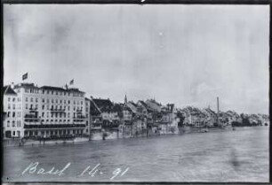 Basel. Blick von der Mittleren Brücke über den Rhein auf die Altstadt mit dem Hotel des Trois Rois
