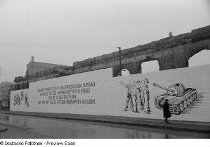 Propaganda-Darstellung der Nationalen Front an einer Holzwand