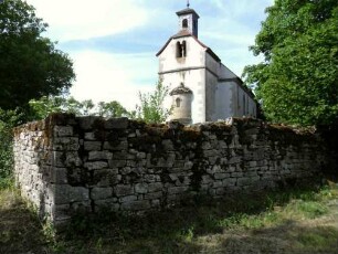 Ansicht von Ostnordosten mit Kirche über Kirchhofmauer (Wehrgang mit Steinbrüstung im 18 Jh abgetragen) in Übersicht