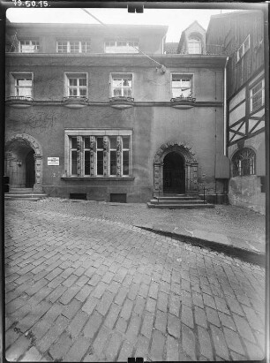 Meißen, An der Frauenkirche 11. Pfarrhaus der evangelisch-lutherischen Frauenkirchgemeinde (1914). Straßenfront (Teilansicht)