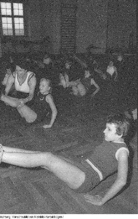 Dresden, Kindersport, Turnübungen in der 32. POS Paul Gruner, Jugendgruppe der BSG Aufbau Dresden-Mitte, Waldlauf am Pionierpalast "Walter Ulbricht", Mutter- und Kindersport des Sportclub (SC) Einheit Dresden-Mitte, Abnahme des Sportabzeichens, Schulsport, u.a., Dezember 1956