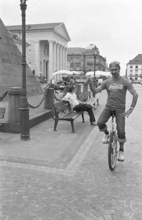 Station des Einradfahrers Josef Faul in Karlsruhe auf seiner Fahrt zur Fußballweltmeisterschaft in Spanien