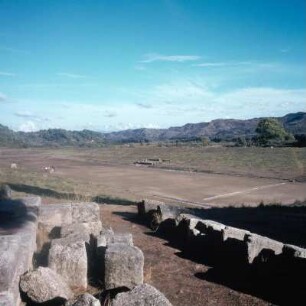 Olympia. Das Stadion im Osten der Altis. Demeter-Platz, vor Hellanodiken-Tribüne, vorn Zielleiste