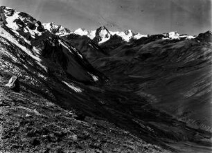 Tal in den Anden : Halluaya-Tal mit umliegenden Berggipfeln (4504 m)