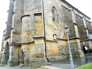 Langhaus von Südwesten (Neubau bis Jahr 1537) mit kennzeichnenden Strebepfeilern sowie halb eingelassenem Treppenturm im Westen