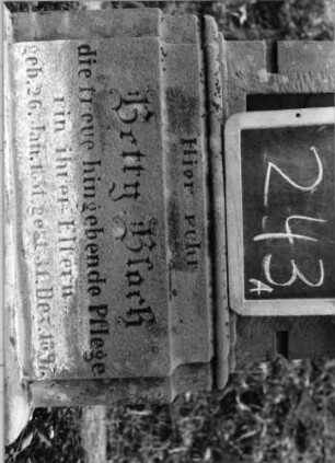 Grabstein 243 (Index: 100090346) Material: Sandstein, schwarze Glasplatte Zustand: gut Maße HxBxT: 130x42x16 cm Beschreibung: getreppt. Sock. /giebelart. Abschl. m. Verdach. /Aufsatz/Eckakroteren, rechteck. Platte: Grabstein 243A