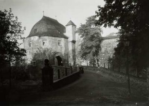 Hartenstein. Schloss Hartenstein (1501/1600). Torbau und Auffahrt von Nordosten