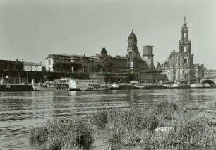 Dresden, Blick vom Neustädter Elbufer auf die Altstadt : Dresden, Passagierschiff Wilhelm Pieck