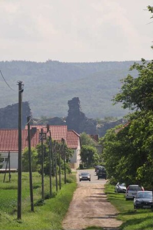 Harzvorland - "Teufelsmauer" bei Weddersleben : Vor den bewaldeten Hängen des Unterharzes erhebt sich hinter den Häusern des Dorfes Weddersleben die Felsenformation der "Teufelsmauer". Aufgenommen am 7. Juni 2010 in der Nähe von Quedlinburg