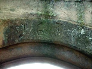 Wallfahrtskapelle Maria Schnee-Torbogen im Nordnordosten an der Kapelle-Schlußstein mit Jahreszahl 1630 im Detail (Bauinschrift)