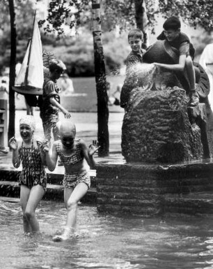 Hamburg-Hamm. Spielende Kinder im Hammer Park im Osten der Stadt. Mädchen werden in einer Brunnenanlage mit Wasser bespritzt