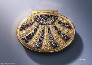 Flache, ovale Tabatiere aus der Goldenen Jagdgarnitur