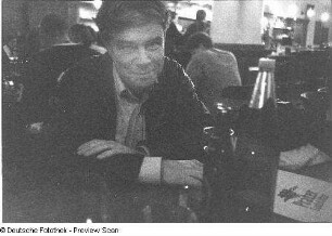 Der Fotograf Christian Borchert in einer Gaststätte