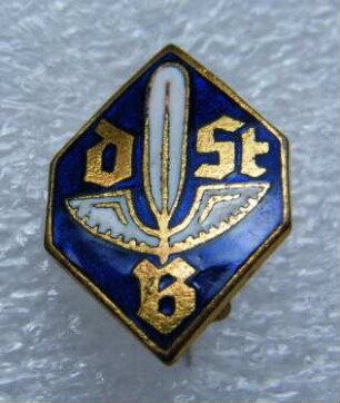 Verbandsabzeichen Deutscher Stenografenbund (mit Broschennadel) : Sammlung Beinhorn. Verbandsabzeichen Deutscher Stenografenbund (DStB mit geflügelter Feder auf blauem Grund, mit Broschennadel). Email, Metall; Maße 16 x 11 mm (nach 1960). Dresden: SLUB R c 0204