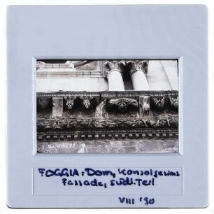 Foggia, Kathedrale : Außenansicht, Konsolgesims Fassade, südlicher Teil