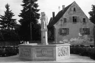 Buggingen: Brunnen; näher