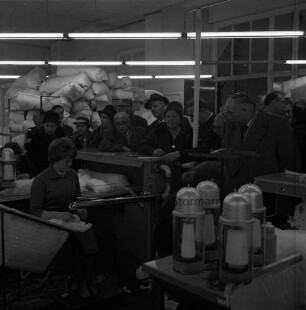 Reinfeld: Kreistagssitzung am 13. Februar 1962: Besichtigung der "Opal-Werke", Strumpffabrik Margaritoff & Schaffer GmbH: Werkshalle für Rohfertigung: im Vordergrund links Mitarbeiterin an Maschine