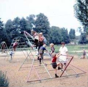 Leben im Dorf Hohburg (Wurzen): Kinderbetreuung auf dem Spielplatz