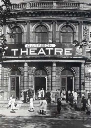 Städtische Bühnen Düsseldorf: Außenansicht mit Banner Garrison Theatre