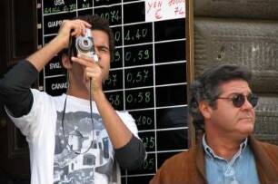 Rom - Tourist fotografiert in der Innenstadt : Tourist fotografiert in der Innenstadt von Rom, aufgenommen im April 2004