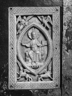 Buchdeckel mit Majestas Domini, gerahmt von den vier Evangelistensymbolen