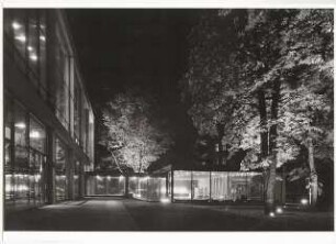 Theater der Freien Volksbühne, Berlin-Wilmersdorf: Blick auf die Eingangshalle bei Nacht