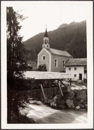 Dornauberg-Ginzling, Österreich. Pfarrkirche Maria Himmelfahrt und Brücke über den Zemmbach