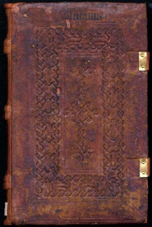 Einband der Handschrift Lucani Pharsalia. 1466 : Vorderer Einbanddeckel der Handschrift Lucani Pharsalia. 1466. Leder über Holzdeckeln. Verzierung mit ornamentalen Rollen und zwei Schließen (Dresden 1784) Dresden: SLUB Mscr.Dresd.Dc.150