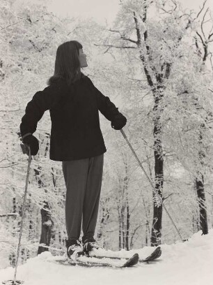 Modeaufnahme, Modell Judith Underwood auf Skiern (Mademoiselle)