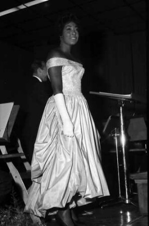 Donaueschingen: Donaueschinger Musiktage; Stadthalle; Gloria Davy dankt für Beifall