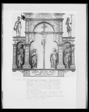 Der gekreuzigte Christus mit Maria und Johannes zu beiden Seiten des Kreuzes