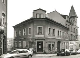 Radeberg, Hauptstraße 23. Wohnhaus mit Läden (vor 1800 und um 1870). Eckansicht mit Fassade Berggasse