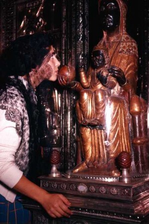 Montserrat, Schwarze Madonna : Kloster Montserrat. Andacht bei der "Schwarzen Madonna" über dem Hauptaltar der Klosterkirche