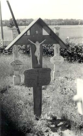 Grabkreuz in Ralbitz : Handwerkstechniken - Tischlerei. Ort: Ralbicy / Ralbitz. Kreuz auf dem Friedhof