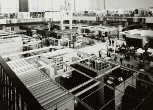 Leipzig. Leipziger Herbstmesse, 1983. Raumaufnahme mit Ausstellungskojen. Ansicht mit Umlaufblende