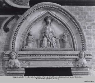 Madonna mit Kind zwischen den heiligen Franziskus und Antonius - Portallünette: Madonna m. Kind zwischen den hll. Franziskus u. Antonius