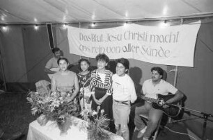 Gottesdienst der "Internationalen Zigeunermission" in einem Zirkuszelt auf dem Festplatz Knielingen