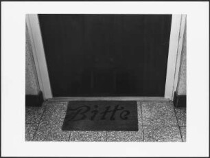 Fußmatte mit der Aufschrift "Bitte", Hochhaus Dannerallee 15, Hamburg-Horn