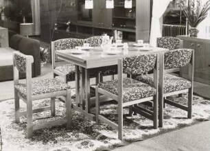 Stuhl mit gepolsterter Sitzfläche und Rückenlehne : Wohnzimmermöbel. Eßtisch mit vier Stühlen (1978; VEB Möbelkombinat Eisenberg)