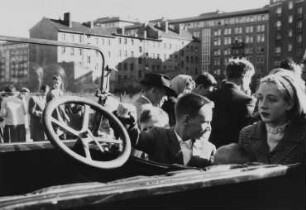 Oldtimer und Zuschauer auf der 1. KFZ-Veteranen-Ralley