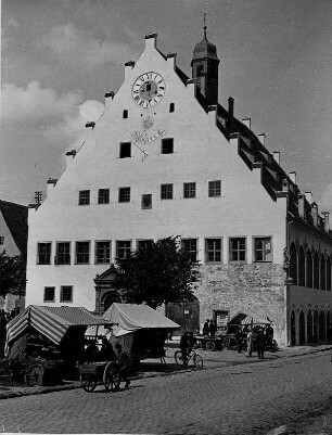 Neumarkt in der Oberpfalz. Rathausplatz. Ansicht des 1575 errichteten Rathauses