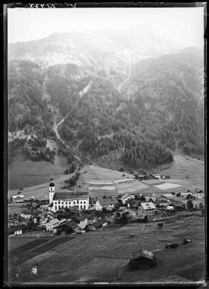 Österreich, Neustift im Stubaital. Blick über Neustift mit Pfarrkirche Neustift im Stubaital