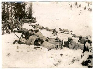 Nr. 838: Maschinengewehr in Deckung