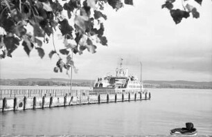 Tihany: ausfahrendes Fährschiff