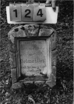 Grabstein 124 (Index: 99792693) Material: Sandstein Zustand: leicht verwittert Maße HxBxT: 60x39x17 cm Beschreibung: Stele, rustica, Segmentbogenabschluß, rechteckiges Schriftfeld eingetieft: Grabstein 124