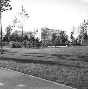 Hansjakob, Gottfried; München - Johanneskirchen, Freischützstr.; Wohnanlage Johanneskirchen - Freischützstraße (Ost, Richtung Nordwest), Außenanlage + Spielplatz