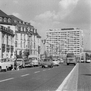 Dresden-Altstadt, Ernst-Thälmann-Straße 2 (heute Wilsdruffer Straße) und Pirnaischer Platz. Landhaus (Museum, 1770-1776, F. A. Krubsacius) und Appartementhochhaus mit Gaststättenkomplex (1964-1966, P. Sniegon, H. Löschau, H. Kriesche, G. Landgraf)