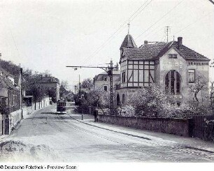 Wachwitz (Dresden-Wachwitz), Pillnitzer Landstraße 105. Gasthof "Königs Weinberg" (Wachwitzer Weinberg, 1. H. 18. Jh.). Straßenansicht mit eingleisiger Straßenbahnstrecke mit Triebwagen 537 (Baujahr 1906) und Ausleger-Fahrleitungsmast
